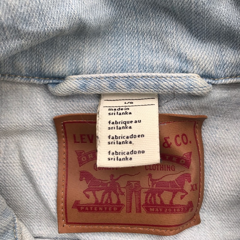 Levi’s women’s jean vest light wash - Picture 2 of 2